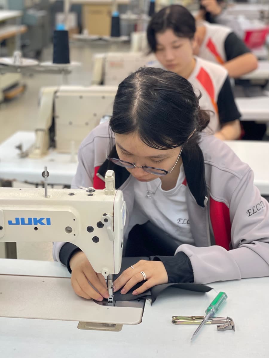 學生操作縫紉機