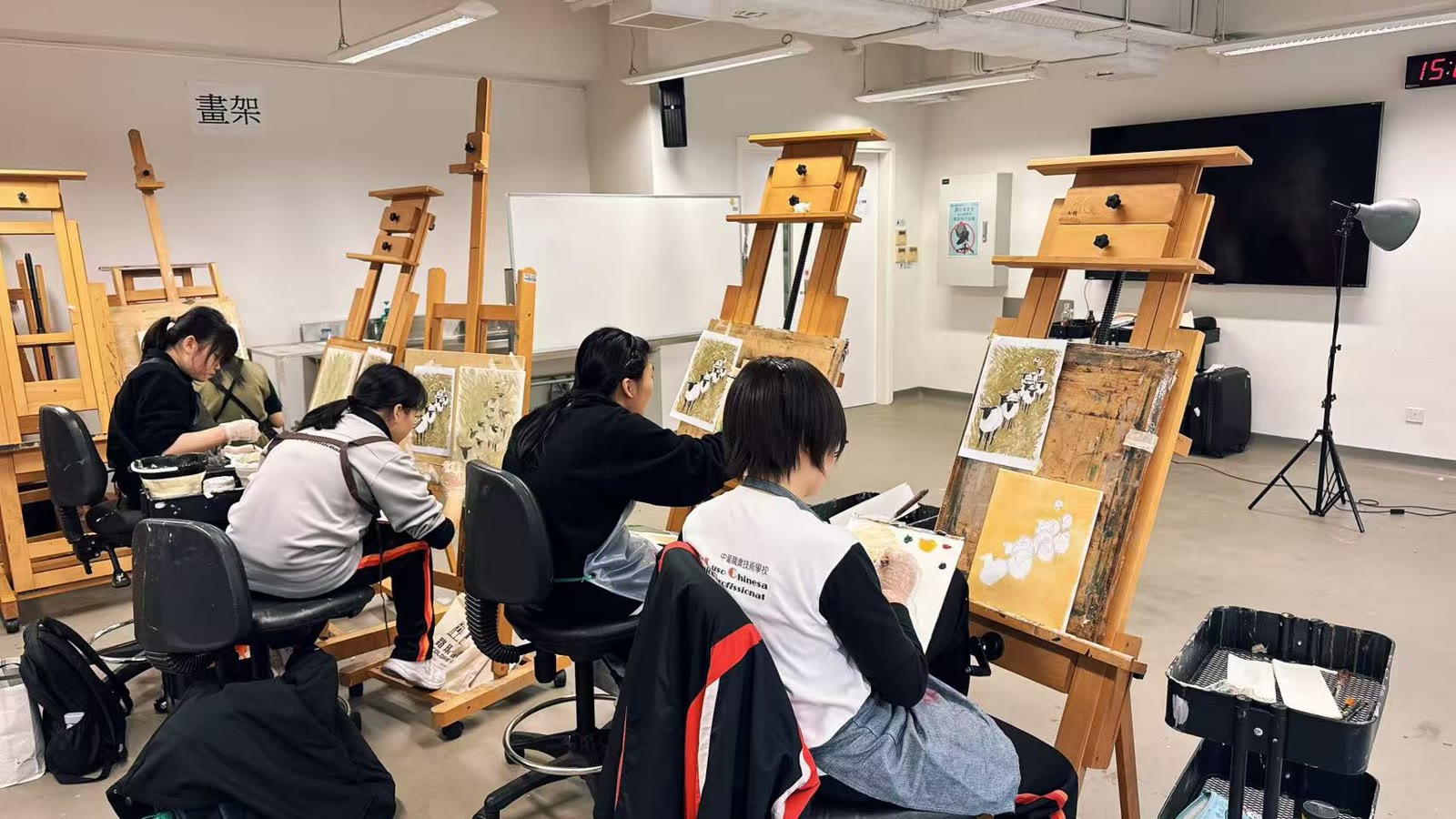視覺傳達設計課程學生在畫室寫生