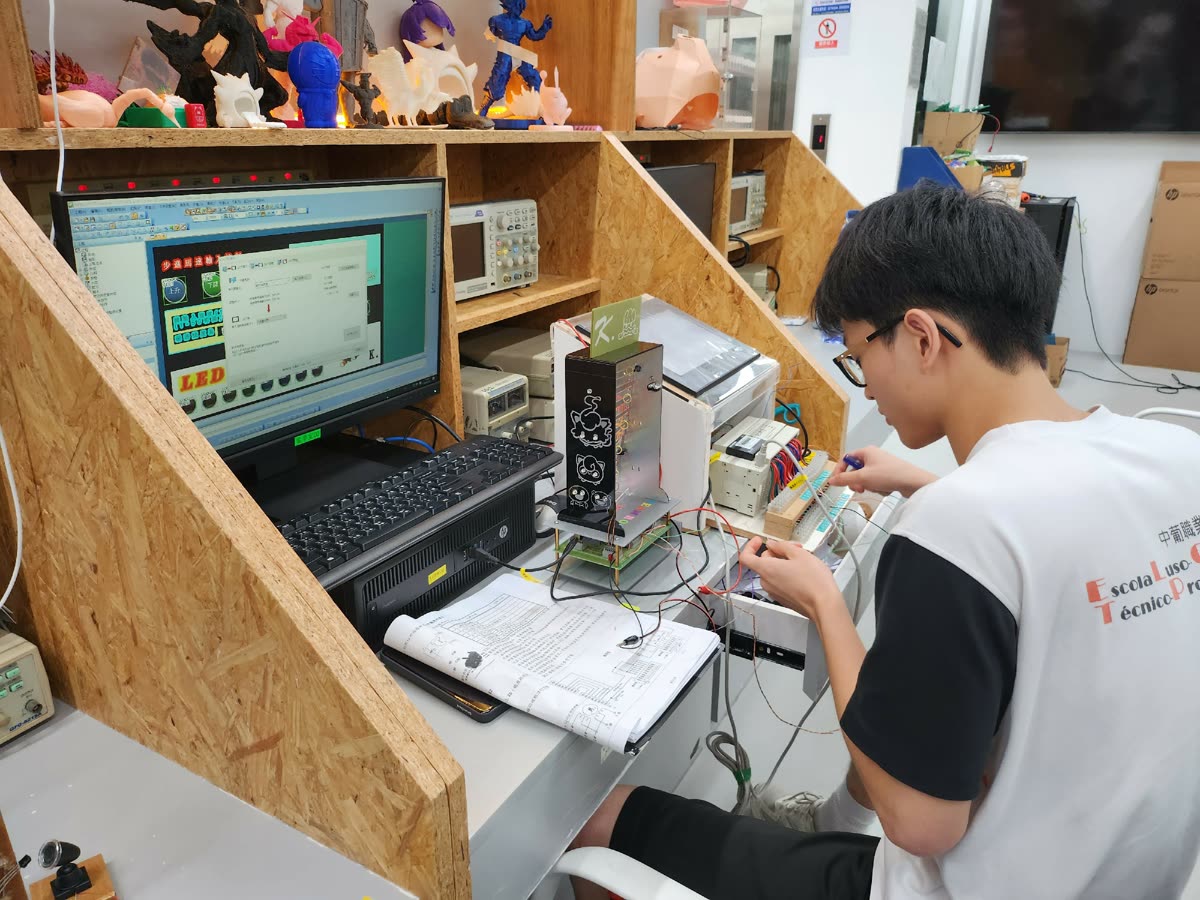 學生在實習室進行電子技術實作