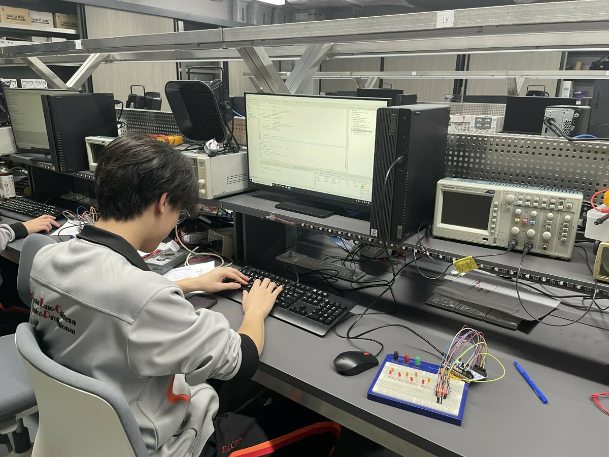 學生操作電子測試儀器