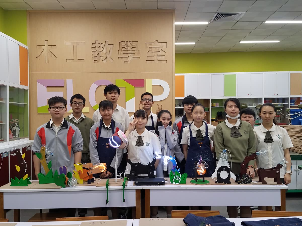 學生在木工教室展示工藝作品